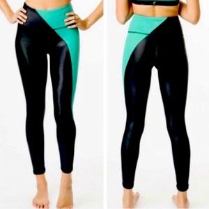 Zyia light n tight size 2 leggings with black and teal leopard panel, like new